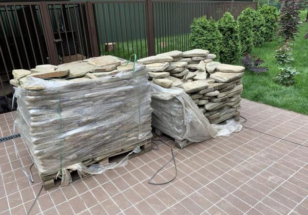 Устройство дорожки из натурального камня в газоне под ключ