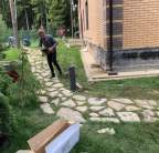 Устройство дорожки из натурального камня в газоне под ключ
